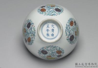 图片[3]-Underglaze blue cup with floral roundels in doucai enameling, Qing dynasty, Yongzheng reign (1723-1735)-China Archive